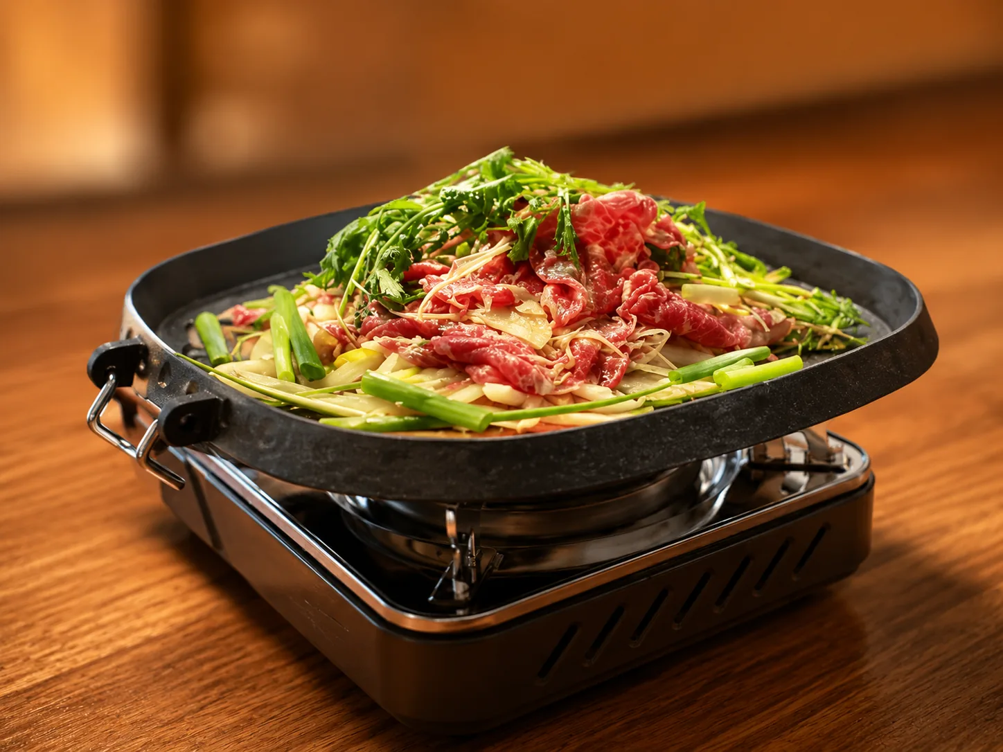 盛有肉片和蔬菜的牧场热锅